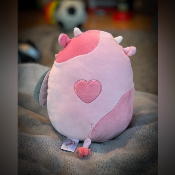 🐮 NWT’s 8 inch Strawberry Reshma the Cow Squishmallow - Picture 3 of 5